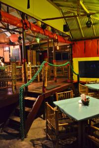 turned-turtle-restaurant-little-corn-island-beach-bungalow-eco-lodge-resort-tables-night
